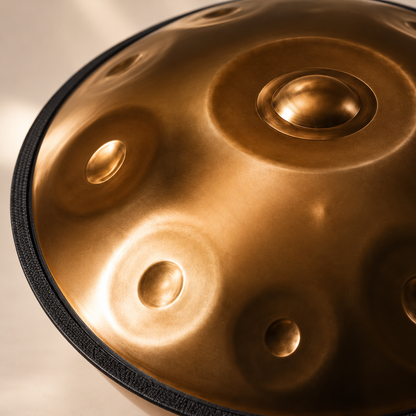 Risuono Terra — dettaglio della finitura color bronzo