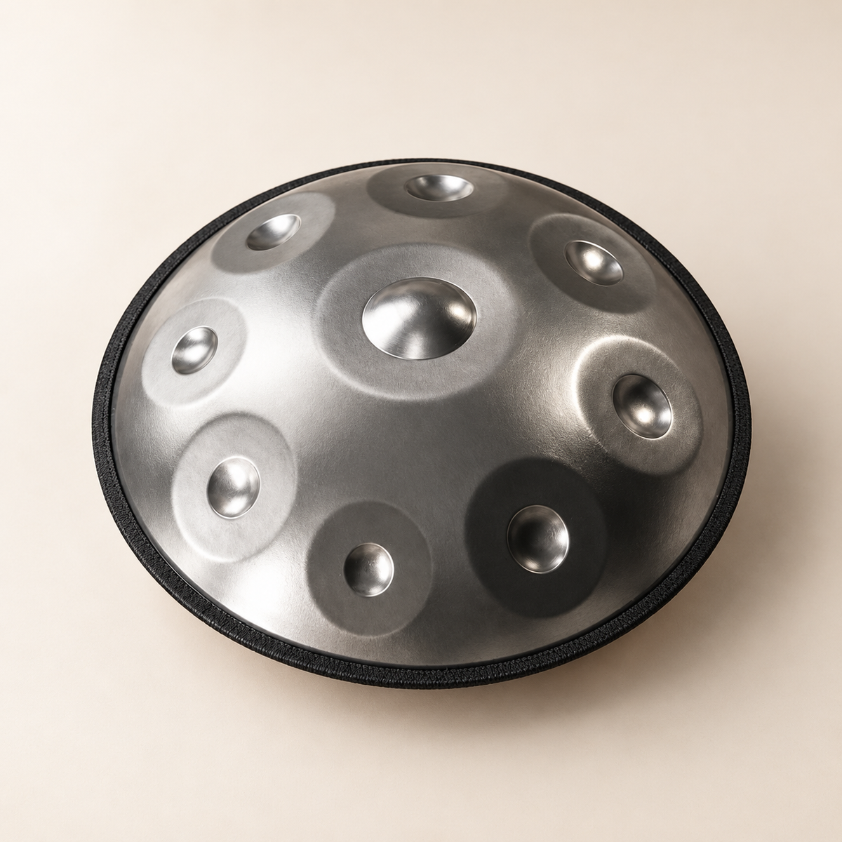 Risuono Aeris — vista dell’handpan argentato