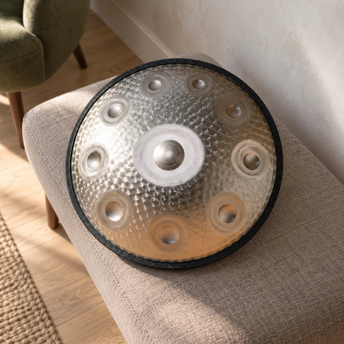 Risuono Argento Battuto — handpan in un ambiente contemporaneo