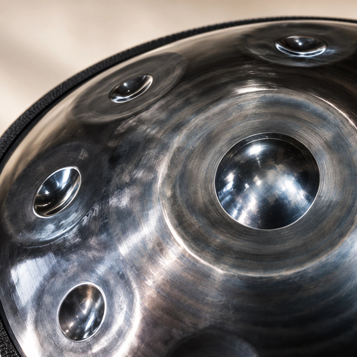 Risuono Notturno — dettaglio della finitura