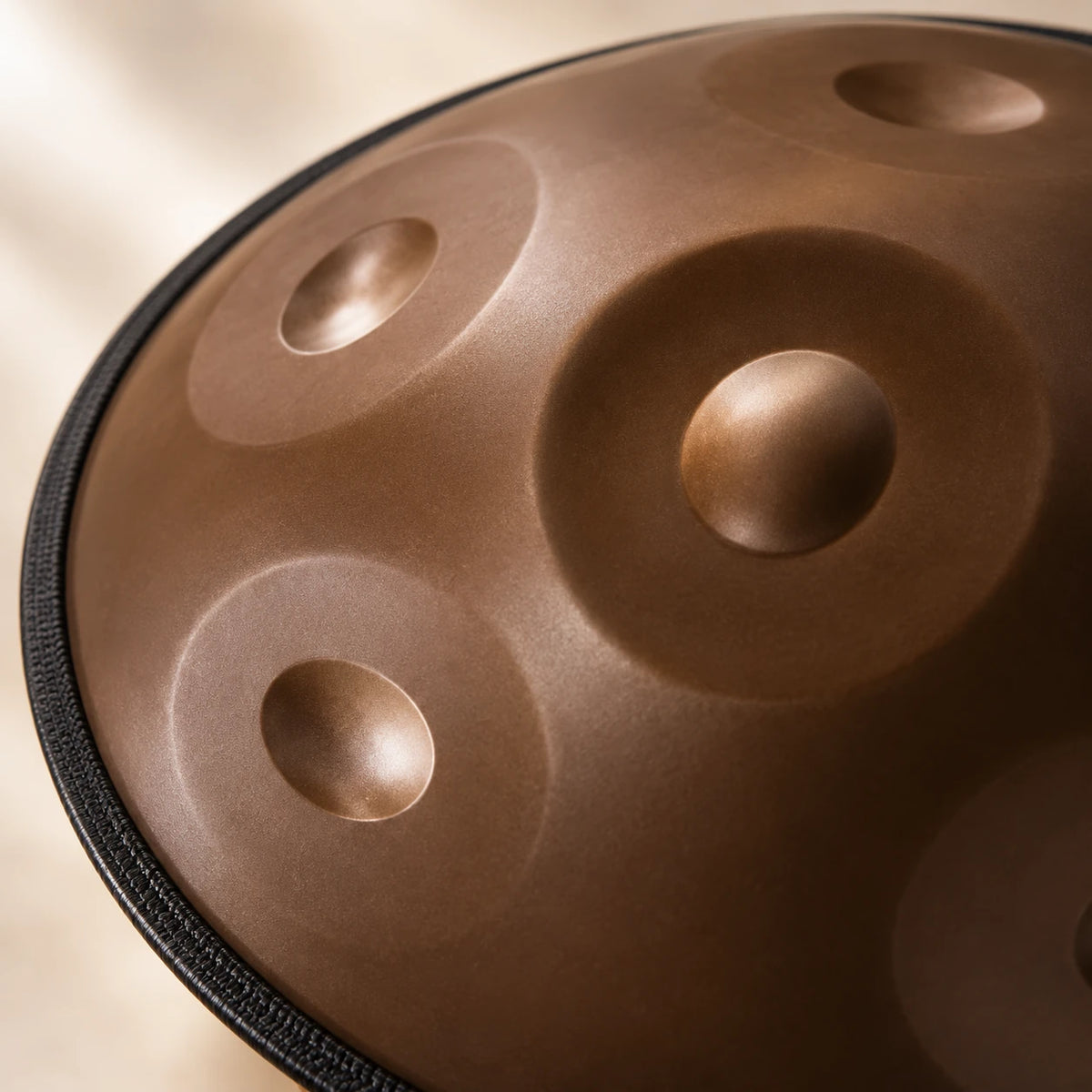 Risuono Bruno Mini — dettaglio della finitura