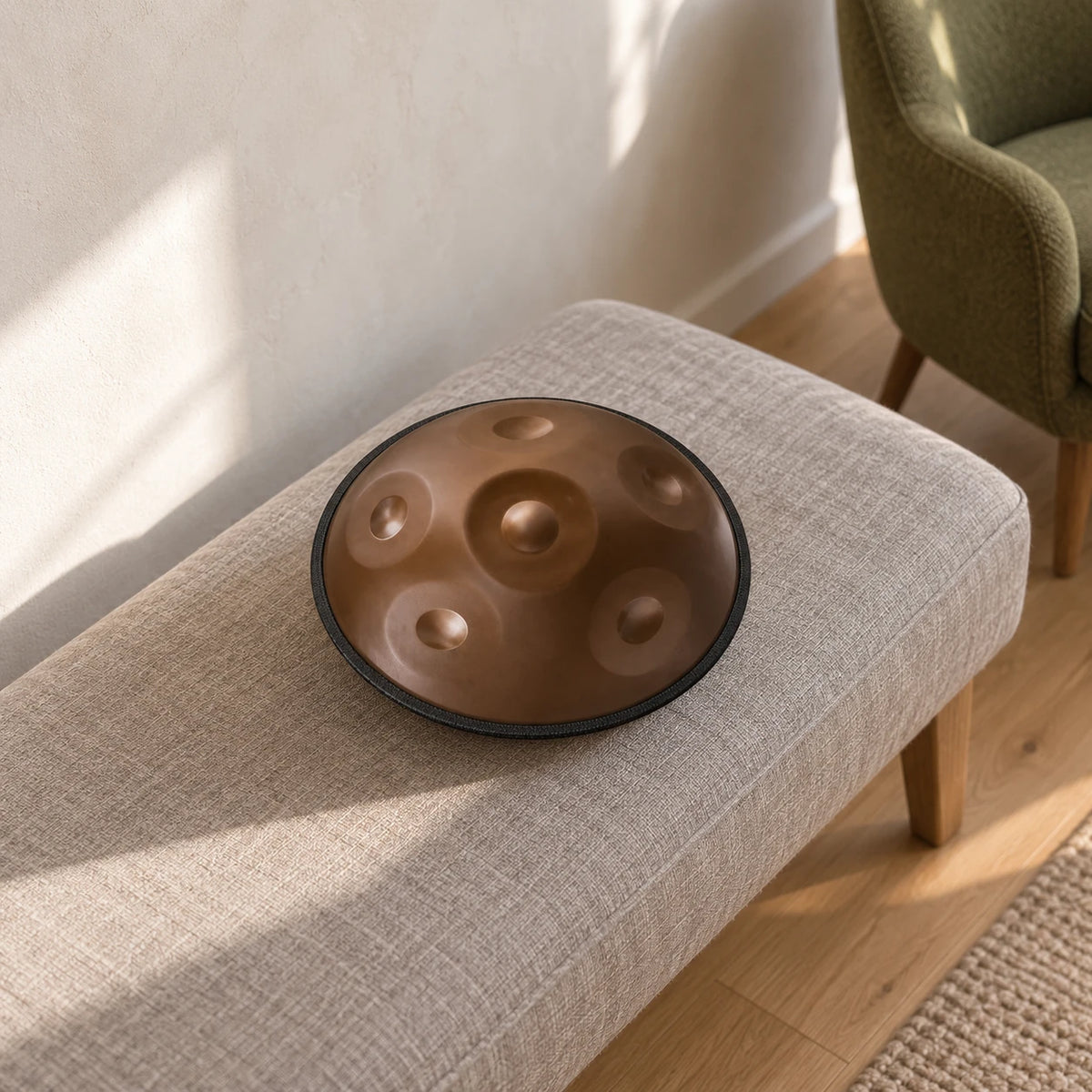 Risuono Bruno Mini — handpan in un ambiente contemporaneo