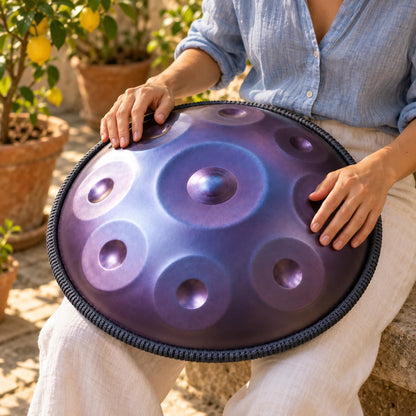 Handpan Risuono Essenziale viola mentre lo si suona in un cortile italiano