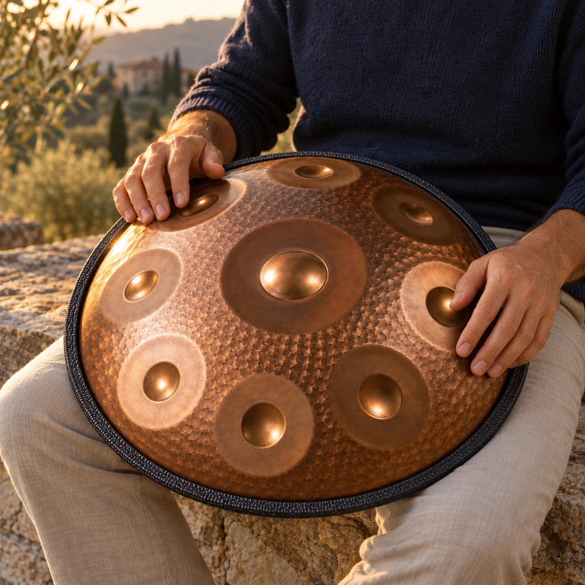 Handpan Risuono Martello ramato martellato mentre lo si suona su una terrazza toscana