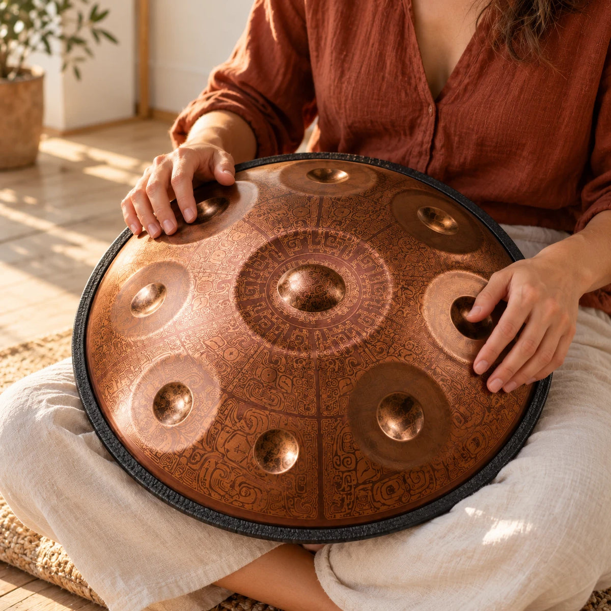 Handpan Risuono Mosaico ramato con motivo geometrico mentre lo si suona in uno studio luminoso