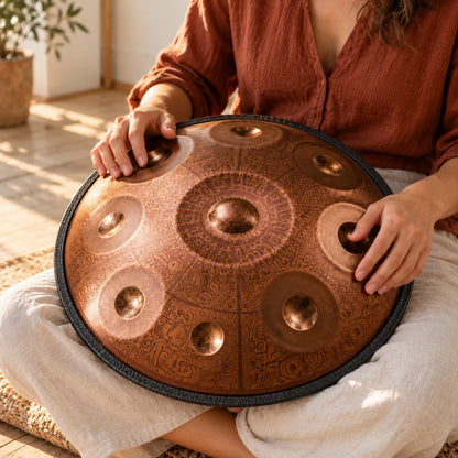 Handpan Risuono Mosaico ramato con motivo geometrico mentre lo si suona in uno studio luminoso