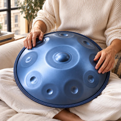 Handpan Risuono Glaciale azzurro mentre lo si suona in un appartamento a Milano