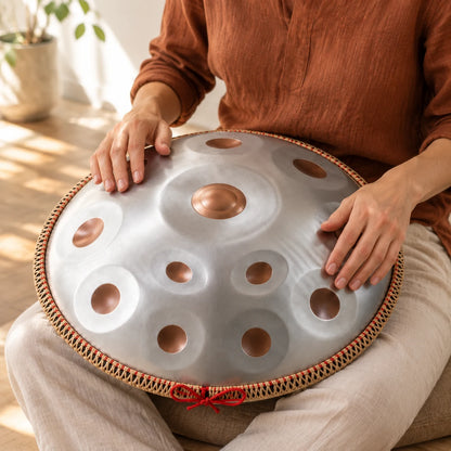 Handpan Risuono Seta argento satinato mentre lo si suona in uno studio luminoso