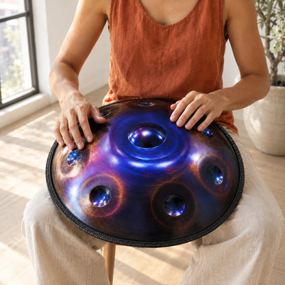 Handpan Risuono Iride viola e blu mentre lo si suona in uno studio luminoso