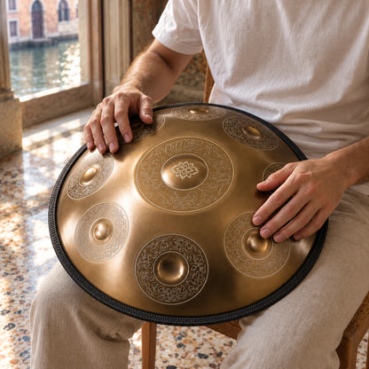 Handpan Risuono Intarsio dorato con incisioni mentre lo si suona in una sala di un palazzo veneziano